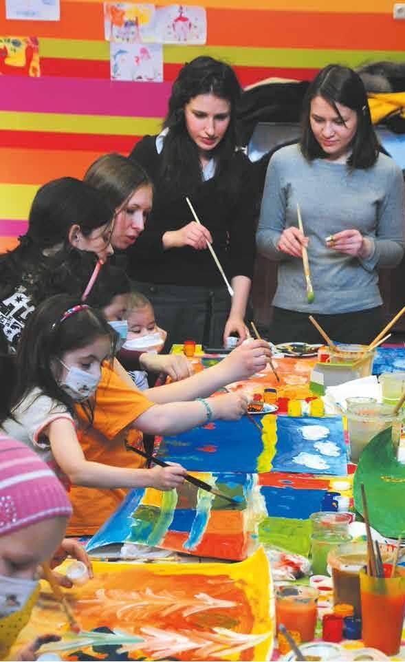 Урок рисования в Центре детской онкологии