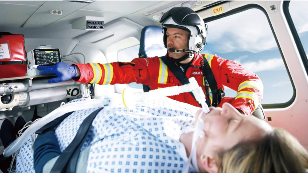 Использование монитора пациента в вертолете скорой помощи